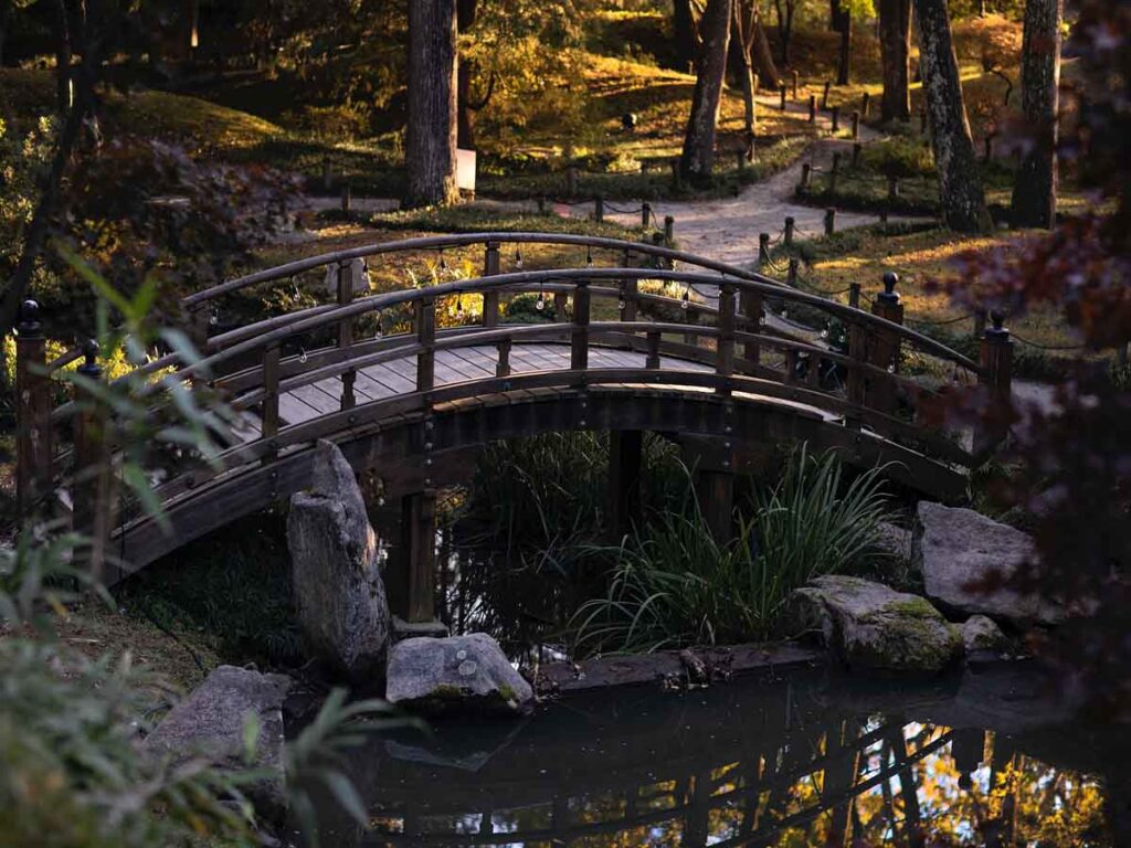 brug in een japanse tuin